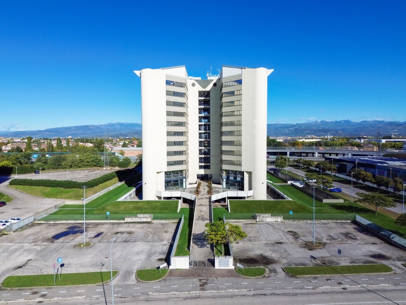 Vista frontale della torre dal drone